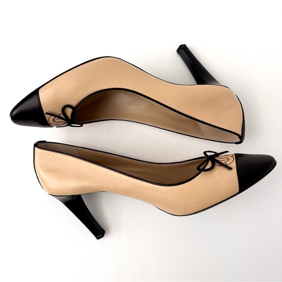 New CHANEL | Beige and Black Cap Toe Pumps Interlocking CC Logo with Bow EU 38.5 - Picture 10 of 16